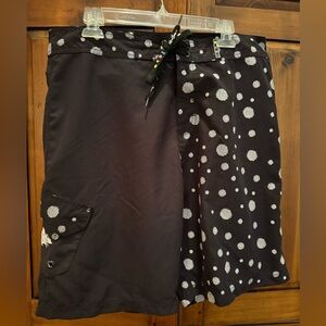 Maui & Sons size 36/L Black & White design board shorts. Knee length-back. EUC
